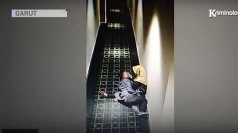 mesum di bioskop pengaturan keamanan contoh nyata — Tante sedang sange sekarang image 4