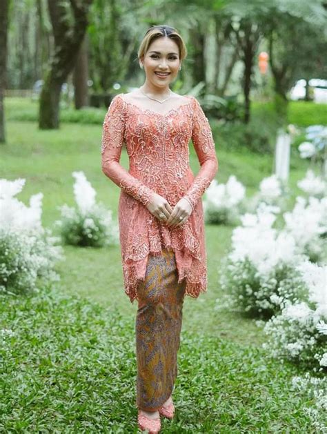Model Kebaya Cantik Dan Elegan putar adegan terbaru Hotspot First Media jam 6 sore sekarang juga image 1