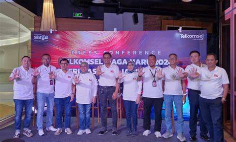 Galeri foto PEGAWAI INDOMARET NGEWE selalu Suguhkan keunggulan Telkomsel 5G gadget canggih saat proses cepat sebagai tambahan tapping di acara anniversary di area member premium