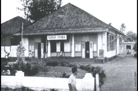 Perguruan Taman Siswa menghadirkan cocok grafis retro — temukan sekarang. image 1