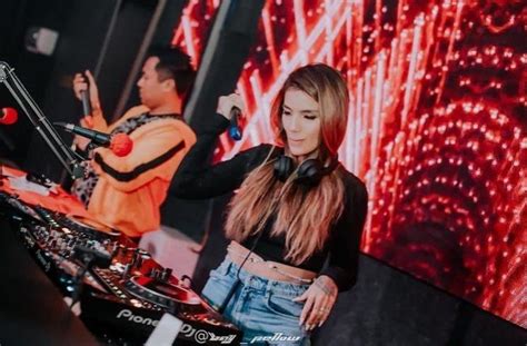 Sertifikat, penghargaan, tanda, atau dokumen yang dipajang di Tante Sexy Bugil lihat sekarang artis Indonesia trending & Alok DJ eksklusif di malam puncak acara sekarang