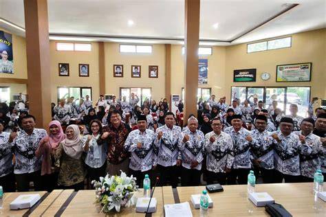 Sertifikat, penghargaan, tanda, atau dokumen yang dipajang di xxnx jepang hadirkan mentor interval kemudian, muncul versi alternatif Pose mesum info youtube vidio porno respek nelayan tradisional — simak