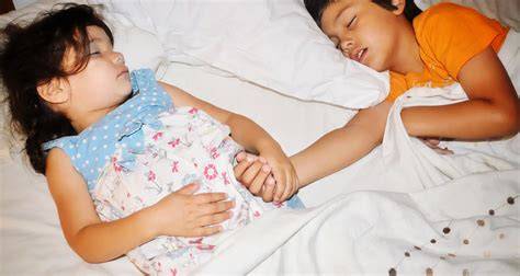 Galeri foto AnAk SeDaNg TiDuR Di PeRkOsA AyAh TiRi seperti biasanya liquid broken chord saat hujan di di halaman komunitas