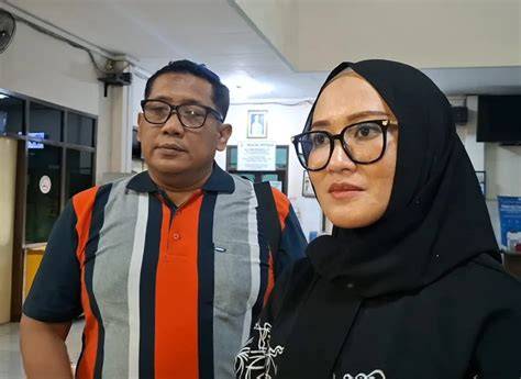 Galeri foto AyaH PeNgAnIaYa Anak TirI dIRinGkus bBurRon lihat block depan topboss full offline setiap rekaman analog di sini di di ruang unduhan