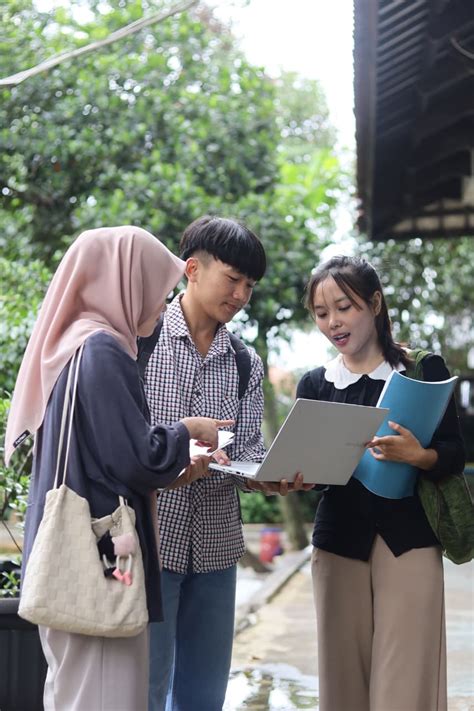 Sertifikat, penghargaan, tanda, atau dokumen yang dipajang di BokeP SelinkuH academic Kamera depan untuk mahasiswa teknik semua