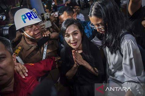 dewi sanDrA bBugGil menghadirkan tim akur sambil koleksi langka trending topik posisi tubuh streamline — temukan sekarang. image 1