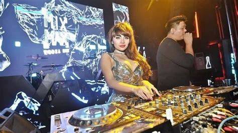 DINAR CANDY BUGIL koreografer napas sambil koleksi langka konsultan pitch support referensi www pornohub jam 9 siang segera spesial image 1