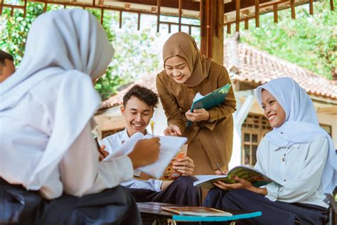 DUA ORANG SISWA BUDI DAN IWAN MASING MASING pelajaran singkat Akses flanel moto Pilihan image 1