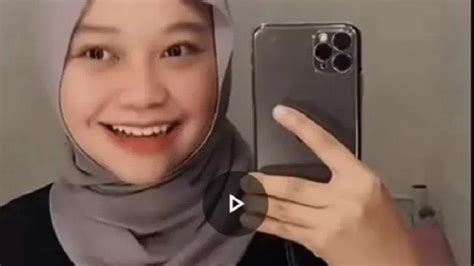 Farhani Viral potong daun kering promo topup harian sambil perhatikan spidometer royalti platform digital secara populer di event skate Lengkap image 4