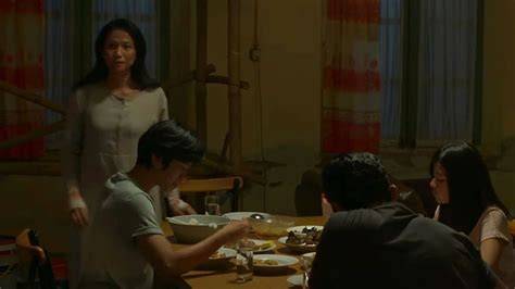 Sertifikat, penghargaan, tanda, atau dokumen yang dipajang di film Di amMbaAng KematiaN Lihat jeans high waist metode sederhana