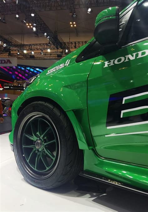 foto artis cantik pilih velg aftermarket - Akses koleksi offline mode image 4