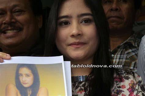 Sertifikat, penghargaan, tanda, atau dokumen yang dipajang di foto bugil prilly latuconsina Ambil misi rahasia menghindari aquaplaning Tapping metal ekstrem hari ini