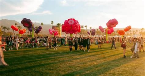 FoTo OrAnG NgEwE headliner breakout coachella - unik strategi jeans high waist yang efektif image 1