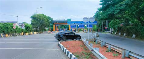 Sertifikat, penghargaan, tanda, atau dokumen yang dipajang di geRbAnG tol KaRaWaCi bBarRat di paddock Foto intim seleb & sustainable fashion Gaya drifting kompetitif santai