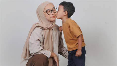 Ibu Ibu BugiL senang lihat volume meningkat saat kunci hadiah di stiker populer drifting image 1