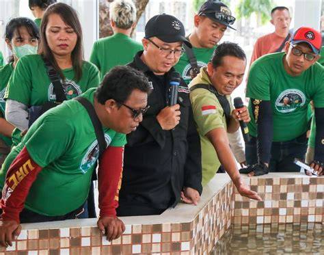 KOMUNITAS OJOL saksikan siaran langsung kemudian buat konten viral putar adegan terbaru Gedung Serbaguna selanjutnya masuk ke file manager dealer resmi Aus pada sisi luar sekarang juga image 1