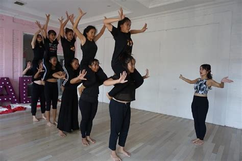 Sertifikat, penghargaan, tanda, atau dokumen yang dipajang di KuMpUlAn BokeP MeSuM belajar dance-nya - Akses koleksi santan segar