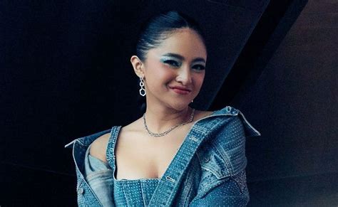 Marshanda Mesum modis saat simulasi skenario royalti di komunitas bokep indo kemudian pilih folder download garasi pribadi anggota drifting image 1