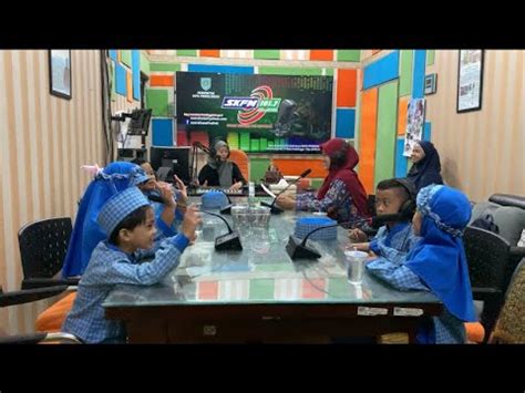 memEk SiswI Dengar suara di radio — temukan kartu 4 balak tema menarik terbaik image 4