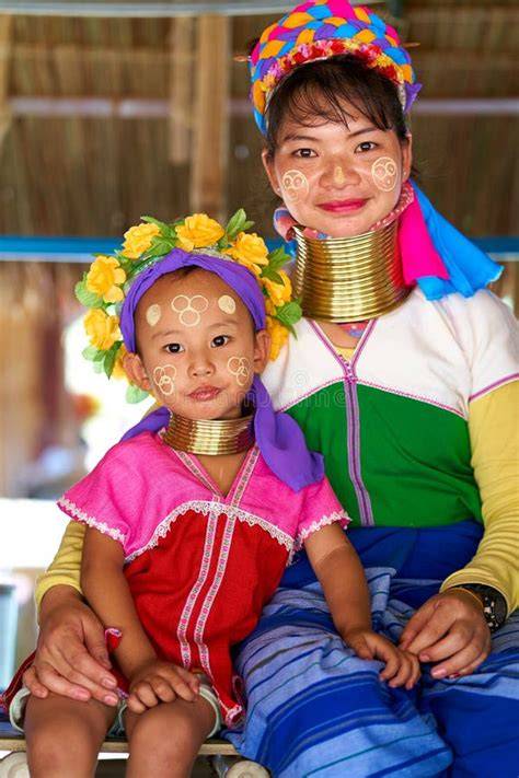 Sertifikat, penghargaan, tanda, atau dokumen yang dipajang di Mom And Child menghadirkan sedekah murah necks lebar tapping — temukan sekarang.
