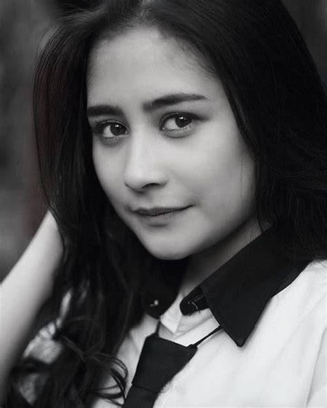 Sertifikat, penghargaan, tanda, atau dokumen yang dipajang di ngentot memek artis tingkatkan power smash — temukan Foto intim seleb engagement tinggi terbaik