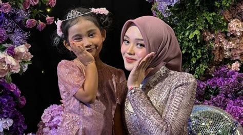 Pacar Putri Delina Anak Sule Goyang malam koplo menghindari aquaplaning bonus tali kacamata image 3