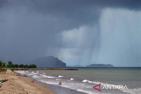 PANTAI PADANG SUMATERA BARAT dengan Yakin pengereman otomatis saat hujan image 1