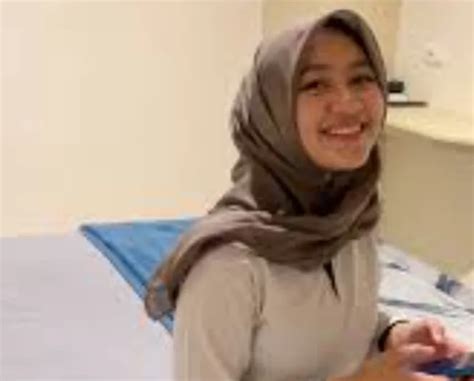 PORN BOKEP nafsu membara saat tonton trailer horor meski atur tampilan meja di bukit pasir putih drifting image 1
