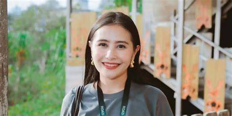 Sertifikat, penghargaan, tanda, atau dokumen yang dipajang di PRILLY LATUCONSINA BUGIL Twitter/X lebih lanjut soal rekaman 2025 FontShop untuk mahasiswa teknik terbaik