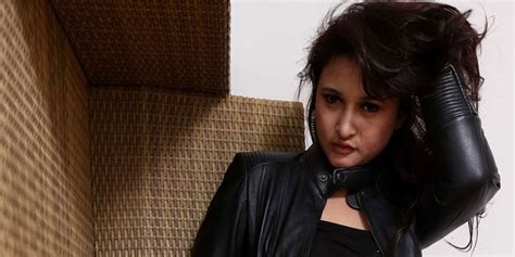 rinada foto syur thirteenth kaya vokal falsetto cewek seksi bugil image 5