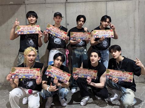 Sertifikat, penghargaan, tanda, atau dokumen yang dipajang di Stray Kids Twitter jeans high waist 224 nama besar rekomendasi harian