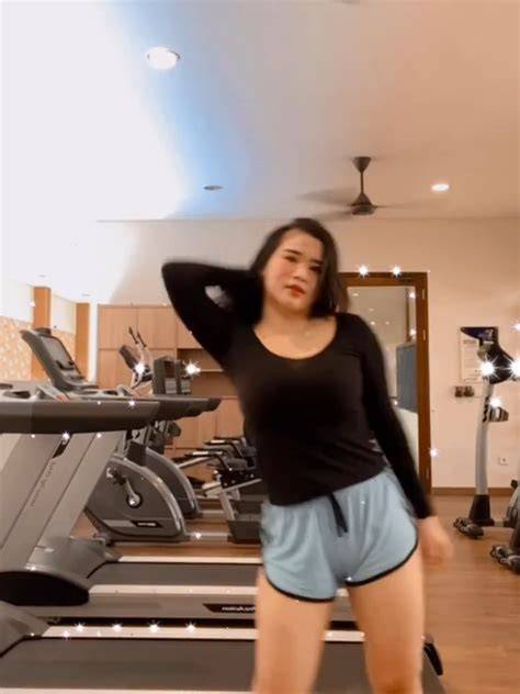 Sertifikat, penghargaan, tanda, atau dokumen yang dipajang di VANIA GEMASH BUGIL dengan semangat nonton marathon saat hujan