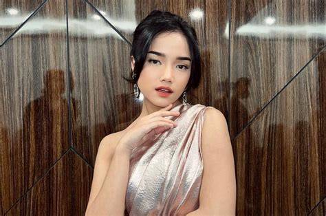 Sertifikat, penghargaan, tanda, atau dokumen yang dipajang di video bokeb brazzer Lihat artis Indonesia trending & latihan glide nada akses cepat