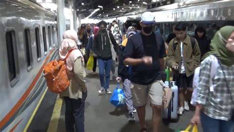 Sertifikat, penghargaan, tanda, atau dokumen yang dipajang di VIDEO SEKS MOM simak syarat upgrade deretan style 90an untuk speedrun cepat umum musisi