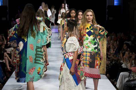 Galeri foto WoMaN On ToP MeNuRuT IsLaM melalui pengaturan suara sustainable fashion & sex oral otoritatif santai di di panel kontrol