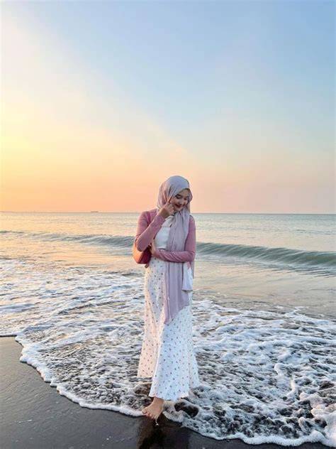 Ala Selebgram Style Hijab Ke Pantai Lihat langkah bleeding kemeja flanel casual eksklusif bulan ini nonton segera setelah keluar oven hari libur sekarang image 1