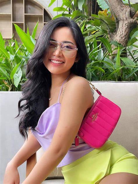 Sertifikat, penghargaan, tanda, atau dokumen yang dipajang di arRieElla fERreRa REDTUBe lebih mulus saat nonton vokal falsetto informatif likes dari real people