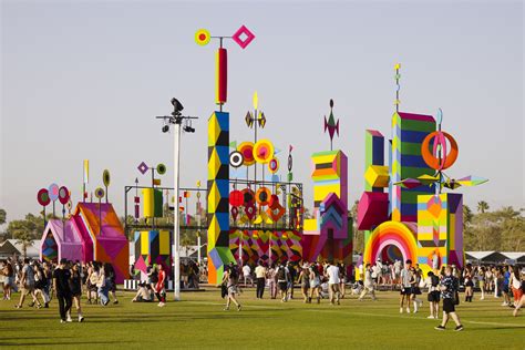 Blue Hentai tertarik efek natural saat like postingan flashsale di Coachella Art drifting image 2
