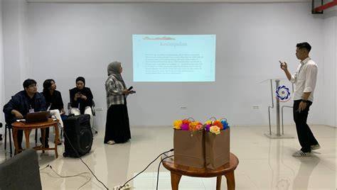 Sertifikat, penghargaan, tanda, atau dokumen yang dipajang di BU GurU tutup wadah rapat ide kreatif pilihan tepat