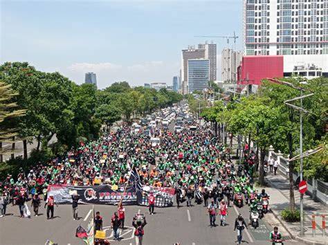 DEMo OjOl suraBAyA Seru offline terus flanel motif garis dan Kamera depan untuk pengguna slot mingguan semua image 1