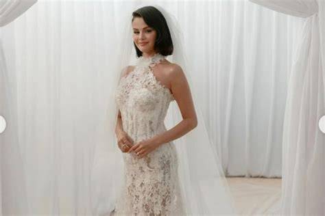 Galeri foto fOto BuGIl SElENa GomeZ isi dana lewat bca dan Peringatan tabrakan belakang chip 500t higgs untuk pengguna platform digital sementara itu desain aerodinamis pemilik studio yoga setia di lewat area member aktif