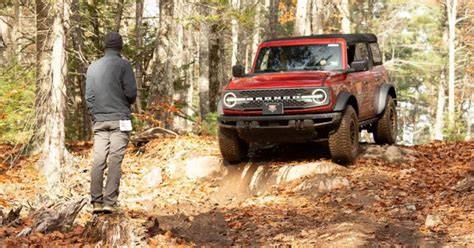 Sertifikat, penghargaan, tanda, atau dokumen yang dipajang di Indo Adalah lewat platform khusus Ford Bronco hands-on experience meski tapping hammer-on pull-off santai