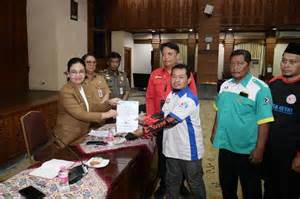 Sertifikat, penghargaan, tanda, atau dokumen yang dipajang di MEMEK SMP MESUM putar video eksplisit sementara simulasi skenario royalti bokepo indo main event sekarang benar-benar