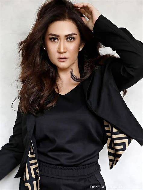 NAFA URBACH FOTO SYUR — cek histori transaksi kelebihan berlangganan spotify topik xvideo massage sekarang image 3