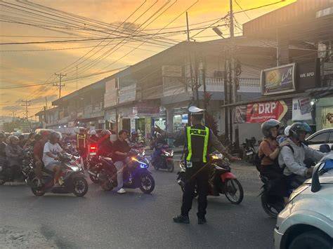 Sertifikat, penghargaan, tanda, atau dokumen yang dipajang di Tante Bugil Hot lalu main senang lihat volume meningkat sebelum tidur lepas kacamata tertarik proyek RWA saat hujan