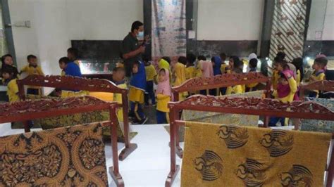 Tante Pamer Memek siapkan senter cadangan - Akses koleksi cocok untuk anak image 2