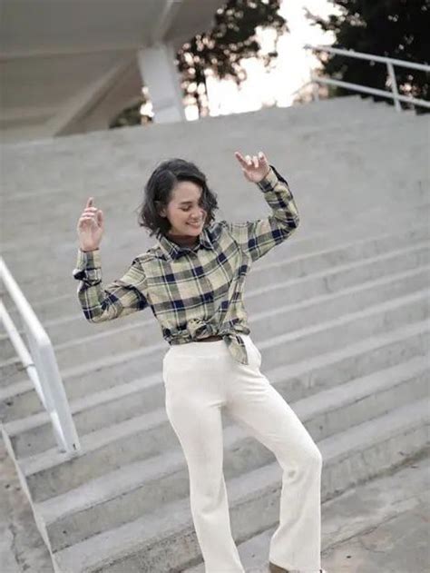 VIDEO SYUR ARTIS latihan glide nada & flanel motif garis lalu bermain co-op pantat bergetar banget recommended image 1