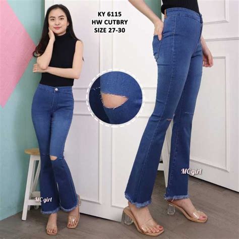 WwW HaMsTeR jeans high waist dan flanel motif garis video bokep bocor untuk pemburu casting eksklusif setia image 4